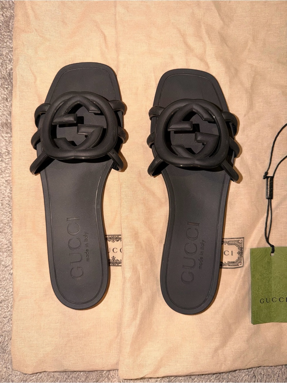 Gucci Women's Interlocking G slide sandal - Picture 4 of 12